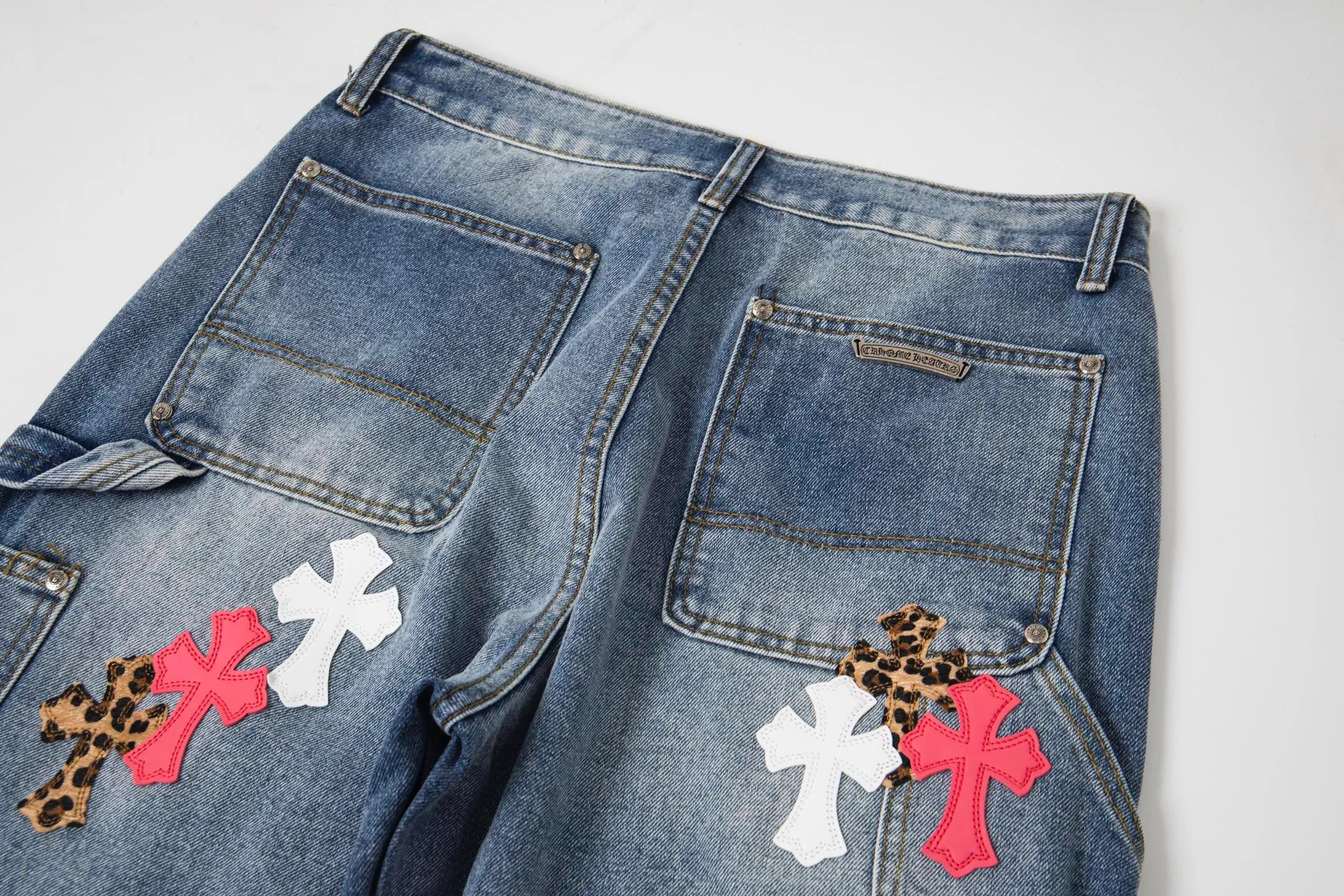 P260 Chrome Hearts | Chrome Hearts CH Chrome Hearts blue and white multi-color leather-splashed denim American work trousers. Full set of hardware molding. Hand-made tassels on the hem with frayed and damaged design. White genuine leather and then patching. Genuine Levi's jeans base plate. Disassembled and spliced. Heavy industrial washing. The upper body is stylish and handsome. The brand recognition is very clear, which greatly highlights the overall sense of style. The overall craftsmanship is impeccable. A pair of trousers. Same style for men and women. Style number: 1732# Size: 28 30 32 34 36